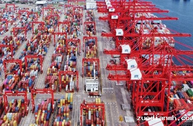 国际货运出口公司将世界各地的商品连接起来，促进了国际贸易发展